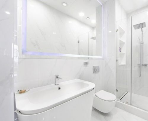 Белый-интерьер-ванной-комнаты-в-стиле-минимализм